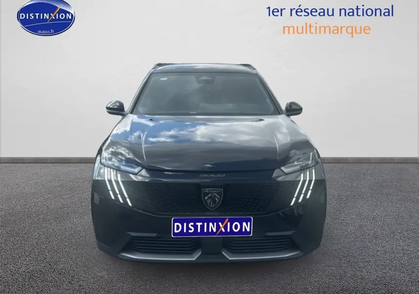 Vue frontale d’un Peugeot 5008 noir 2025 avec phares LED et calandre distinctive au lion.