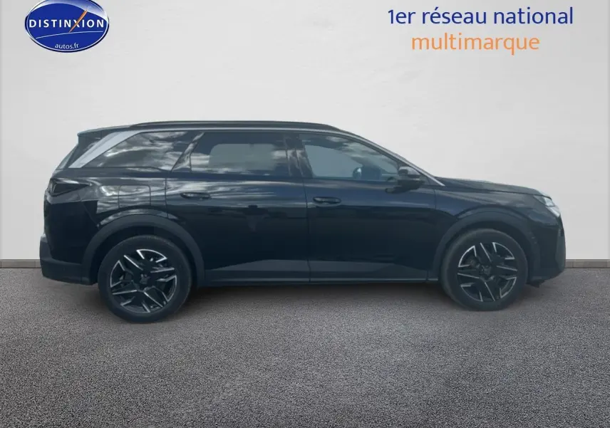 Profil côté gauche d'un Peugeot 5008 Hybrid 145 allure e-dcs6 noir avec jantes alu et vitres surteintées.