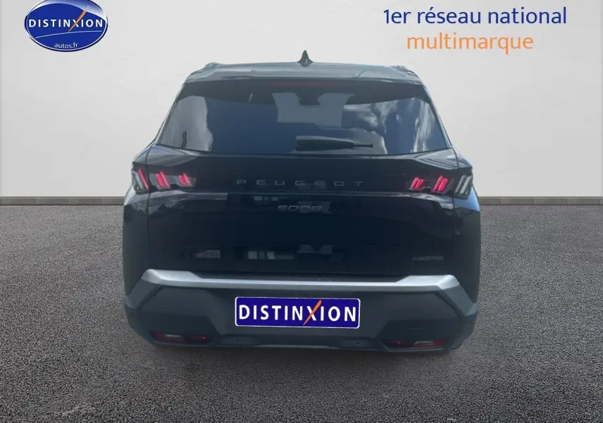Vue arrière d'un Peugeot 5008 noir 2025 avec feux arrière LED et logo distinctif sur fond neutre.