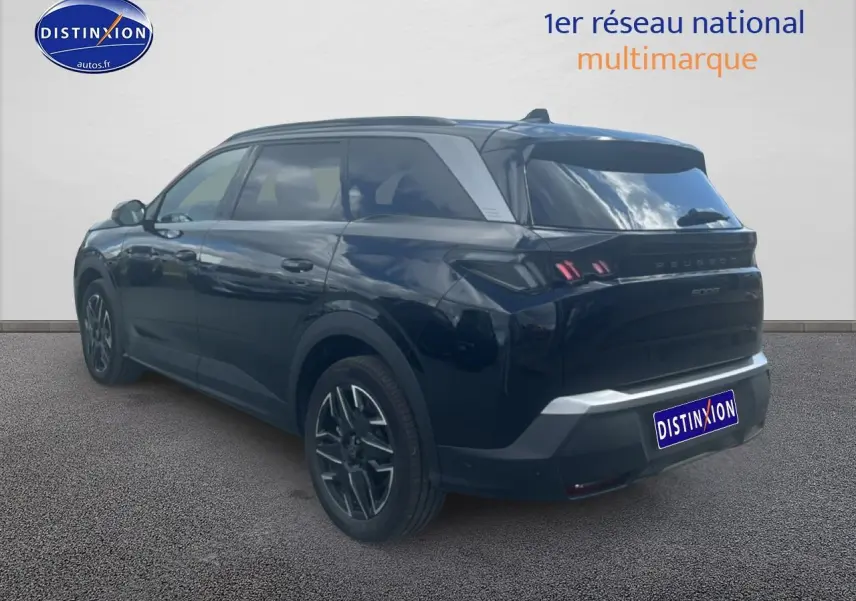 Peugeot 5008 noir vue 3/4 arrière droit, feux arrière LED et jantes alliage visibles sur fond neutre.