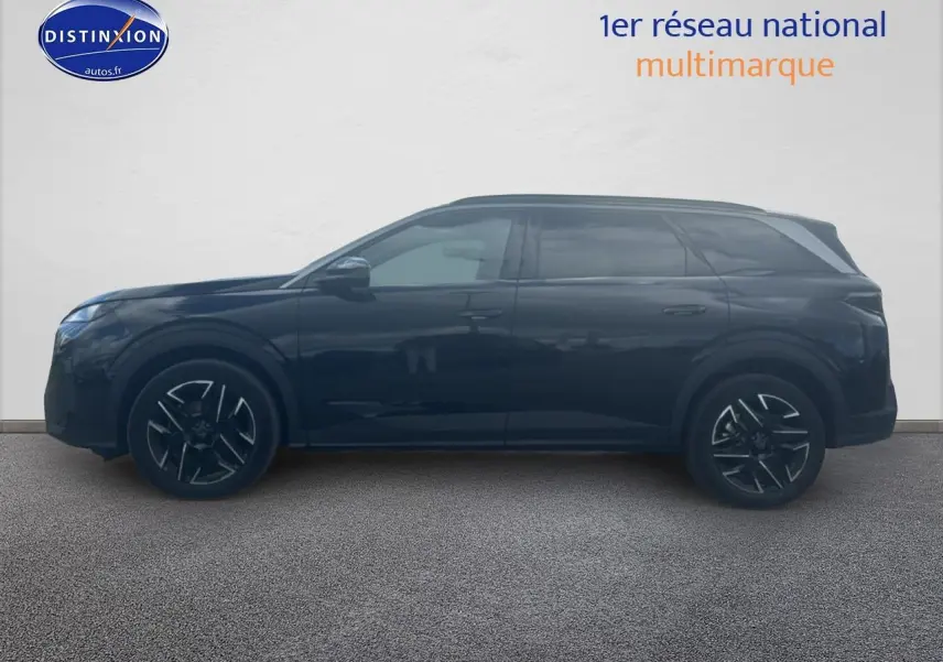 Profil côté gauche d'un Peugeot 5008 Hybrid 145 allure e-dcs6 noir, avec jantes alu et vitres surteintées.