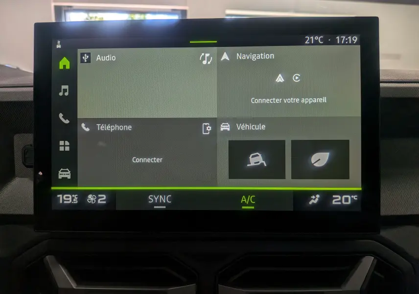 Écran tactile central du tableau de bord du Dacia Bigster 2026 affichant les options audio, navigation, téléphone et véhicule.