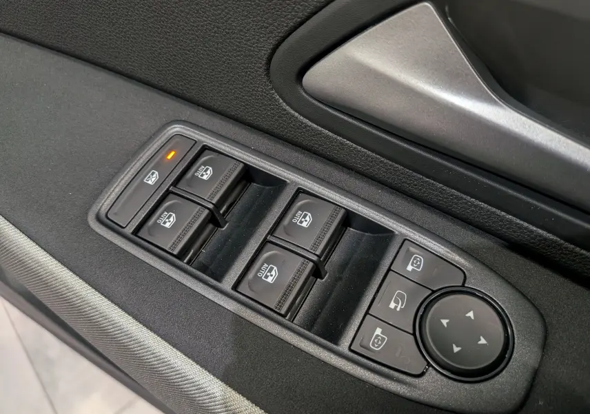Gros plan sur les commandes de lève-vitres et réglages des rétroviseurs côté conducteur du Dacia Bigster 2026.