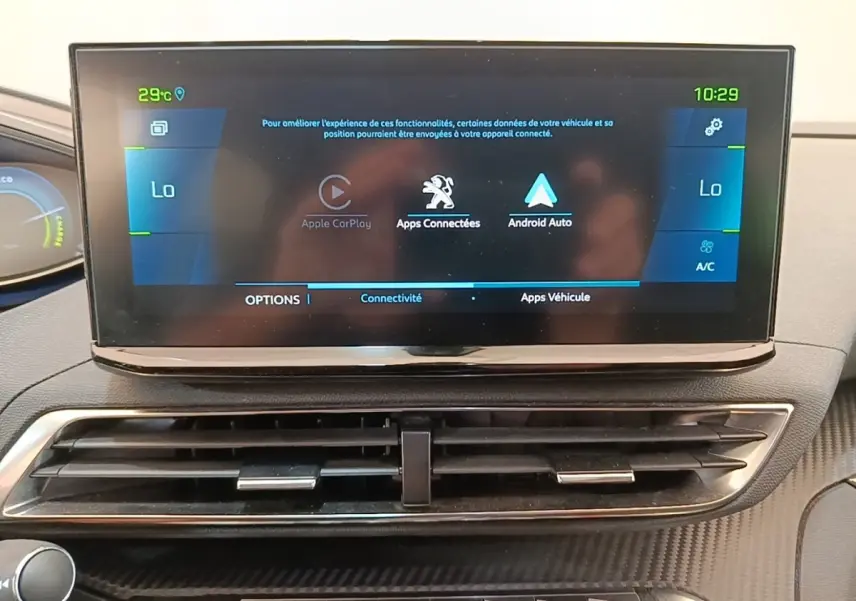 Écran tactile central du tableau de bord du Peugeot 3008 Hybrid 225, affichant Apple CarPlay et Android Auto.