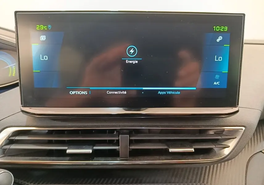 Écran tactile central du tableau de bord du Peugeot 3008 hybride rechargeable, affichant le menu énergie.