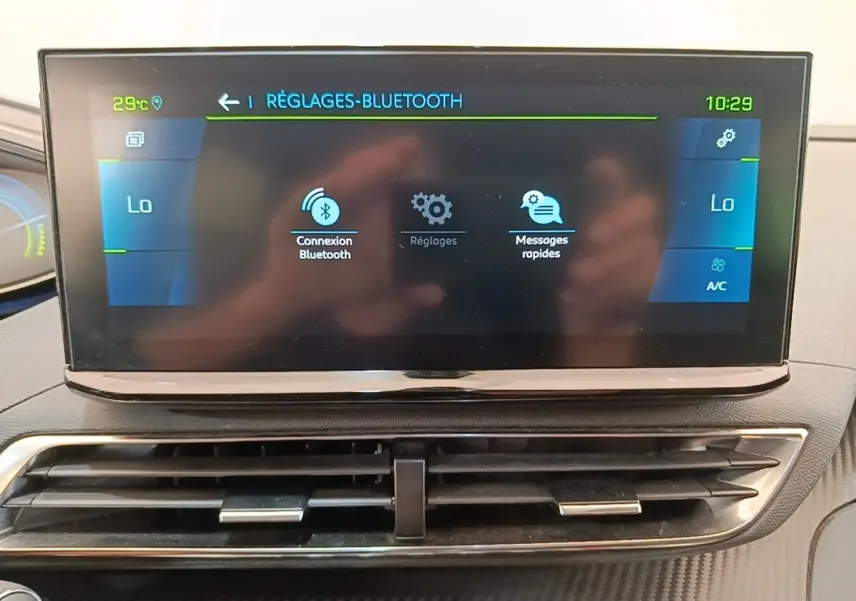 Écran tactile central du Peugeot 3008 bleu 2023 affichant les réglages Bluetooth, vu de face en gros plan.