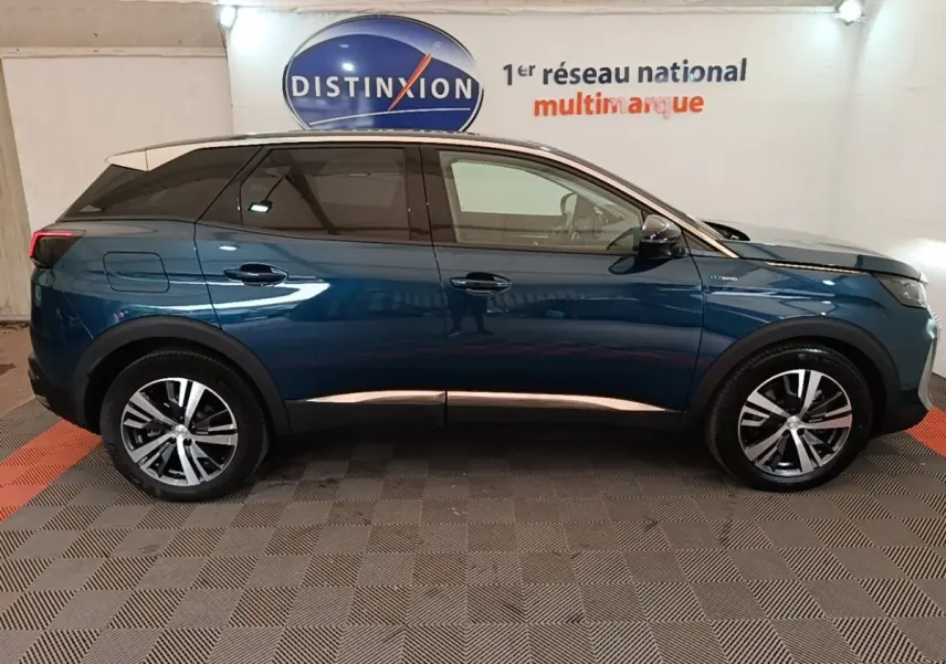 Peugeot 3008 hybride rechargeable bleu, vue de profil côté gauche, avec jantes alliage et vitres teintées.