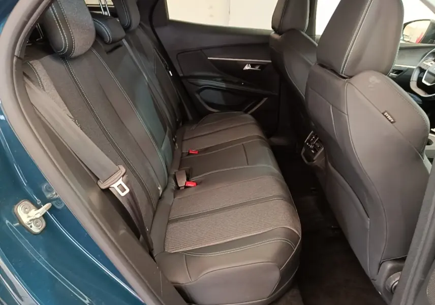 Vue intérieure côté gauche sur la banquette arrière en cuir et tissu du Peugeot 3008 bleu hybride rechargeable 2023.