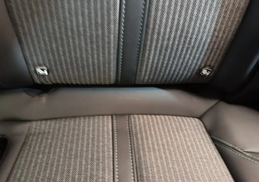 Gros plan sur la banquette arrière en tissu et cuir noir du Peugeot 3008 hybride rechargeable 2023.