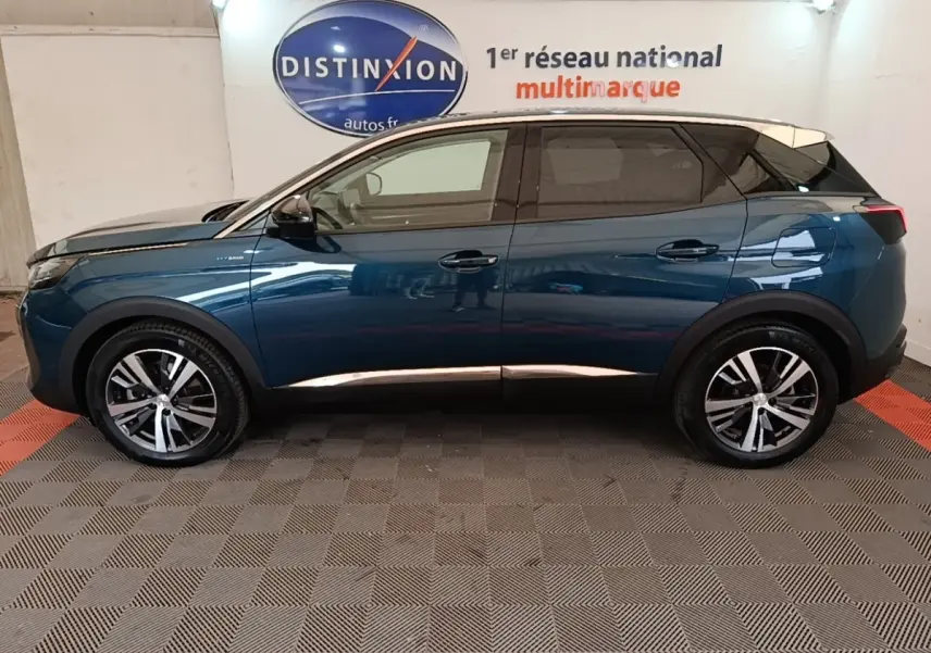 Vue de profil côté gauche d’un Peugeot 3008 bleu hybride rechargeable 2023 avec toit noir et jantes alliage.