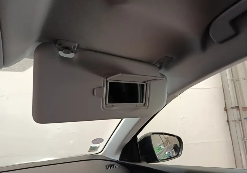 Détail intérieur du pare-soleil côté conducteur avec miroir intégré sur Peugeot 3008 hybride rechargeable 2023.