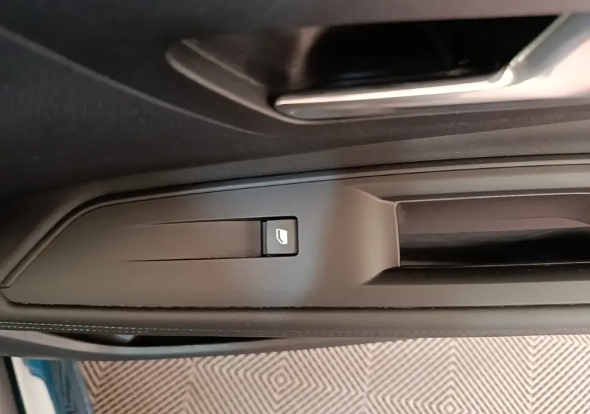 Détail de la commande de lève-vitre sur la porte côté gauche d’un Peugeot 3008 bleu hybride rechargeable 2023.