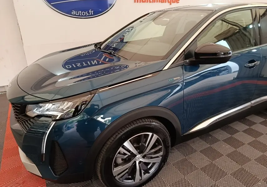 Peugeot 3008 hybride rechargeable bleu en 3/4 avant droit, avec jantes alliage et rétroviseur noir brillant.