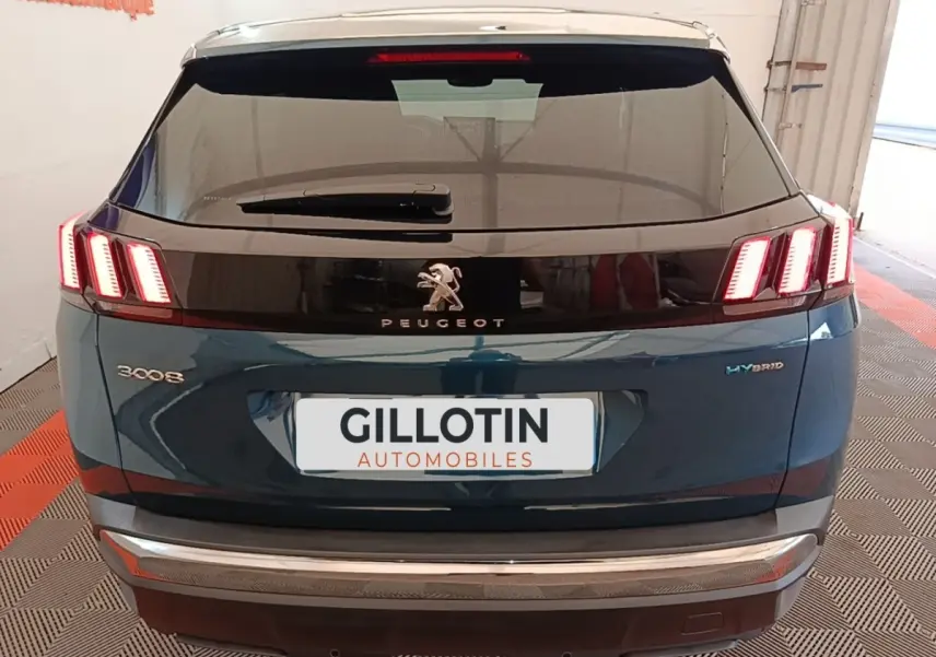 Vue arrière du Peugeot 3008 hybride rechargeable bleu 2023 avec feux LED caractéristiques et logo Peugeot central.