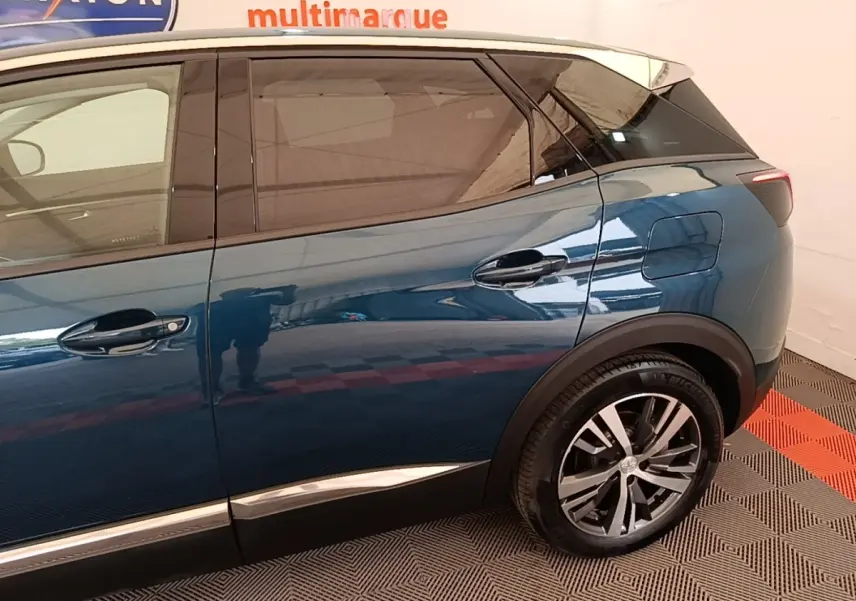 Vue latérale droite du Peugeot 3008 bleu hybride rechargeable, soulignant les jantes alliage et les vitres teintées.