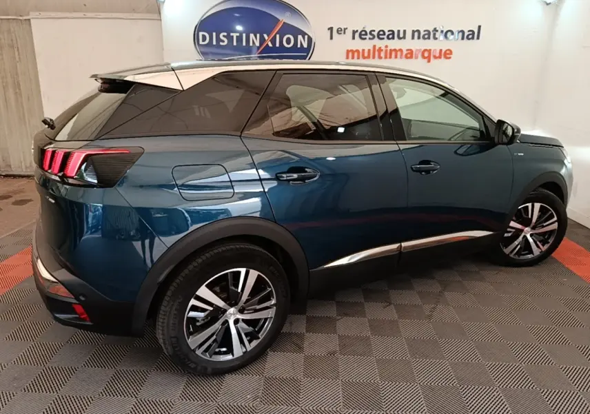 Vue de profil côté gauche du Peugeot 3008 hybride rechargeable bleu 2023 avec jantes alliage et feux arrière LED distinctifs.