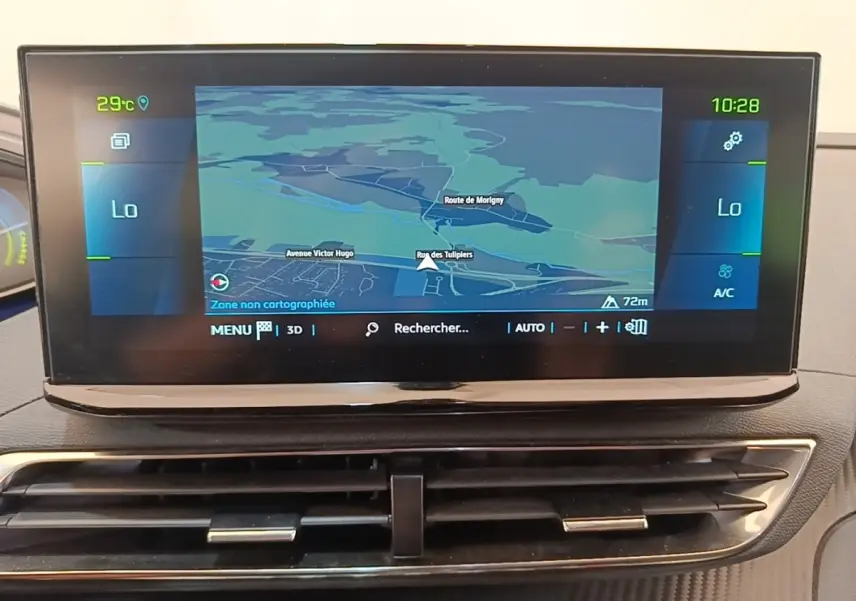 Écran tactile central affichant la navigation 3D du Peugeot 3008 hybride bleu, tableau de bord en arrière-plan.