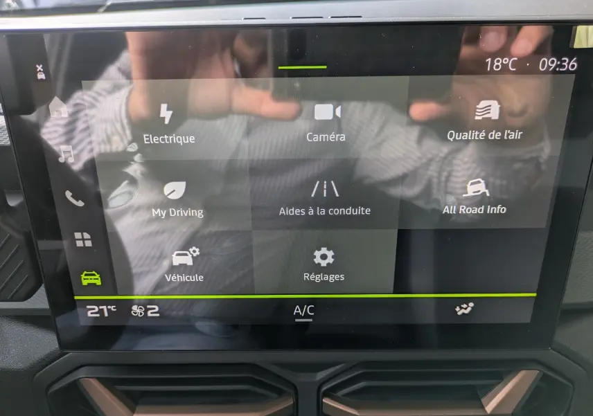 Écran tactile central du Dacia Duster Hybrid 155 Extreme 2026 montrant les options de conduite et réglages.