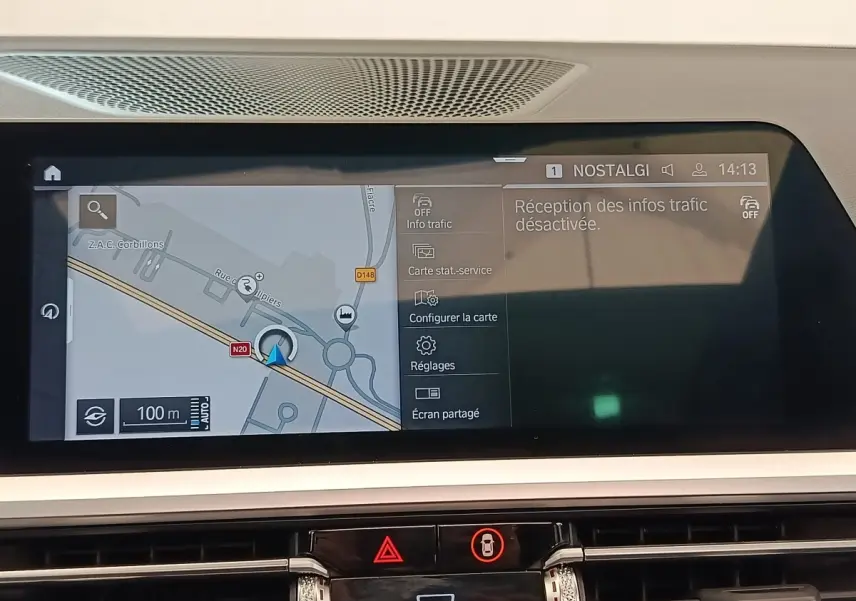 Écran tactile central de la BMW Série 3 320e gris foncé affichant la navigation et les réglages du système.