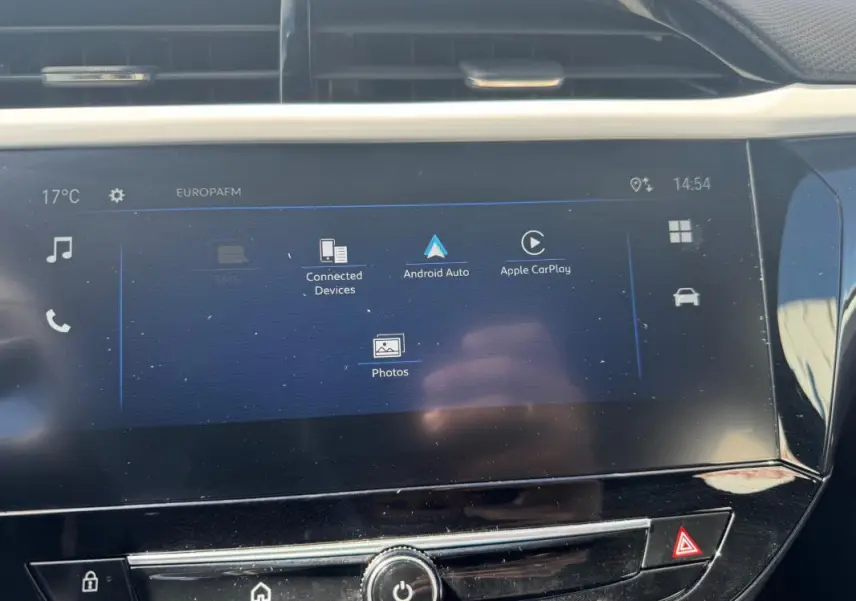 Écran tactile central de l’Opel Corsa 2025 affichant les options Android Auto et Apple CarPlay, vue intérieure frontale.