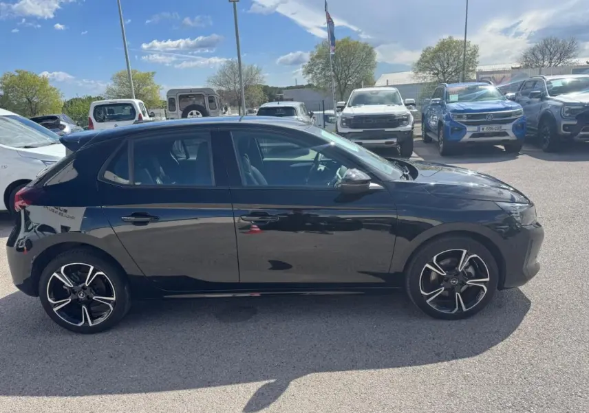 Opel Corsa 2025 noire vue de profil côté gauche, avec jantes alliage noires et détails chromés sur les rétroviseurs.