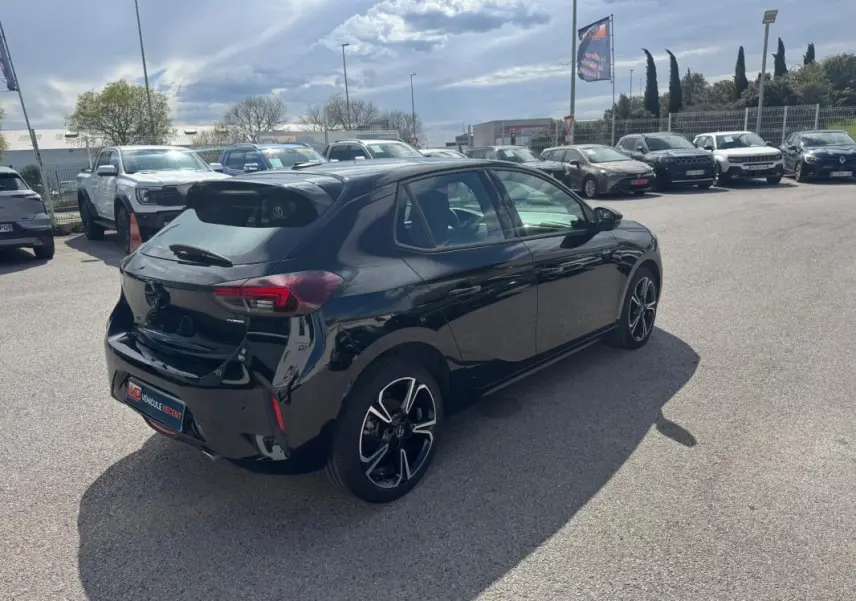 Opel Corsa 2025 noire vue 3/4 arrière droit, avec jantes alliage et feux arrière LED distinctifs.