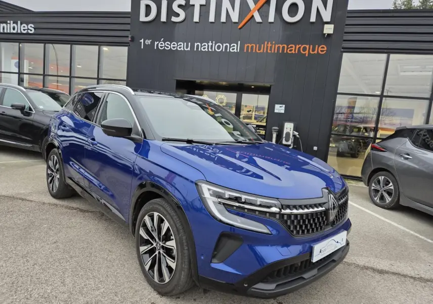Renault Austral E-Tech hybride bleu Iron vue 3/4 avant avec toit noir et jantes alliage noires.