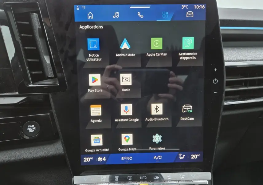 Écran tactile central du Renault Austral 2025 affichant les applications Android Auto et Apple CarPlay, intérieur noir.