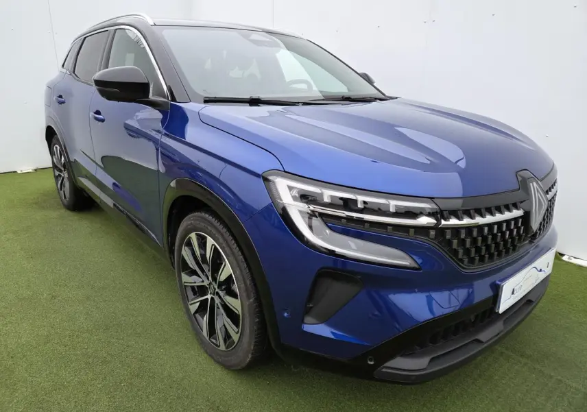 Renault Austral E-Tech hybride bleu Iron vue 3/4 avant gauche avec toit noir et jantes alliage noires.
