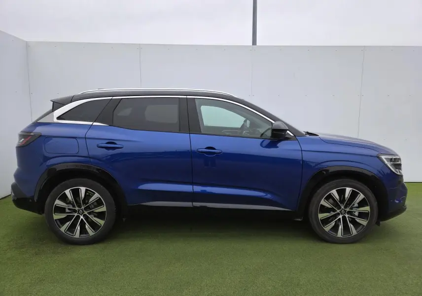 Renault Austral E-Tech hybride bleu Iron avec toit noir, vue de profil côté gauche sur fond neutre.