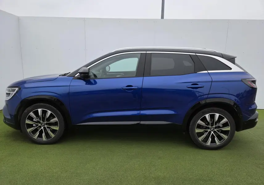 Profil côté gauche du Renault Austral 2025 en bleu Iron avec toit noir et jantes alliage noires diamantées.