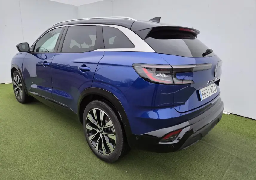 Renault Austral bleu Iron avec toit noir, vue 3/4 arrière droit, jantes alliage et feux arrière LED distinctifs.