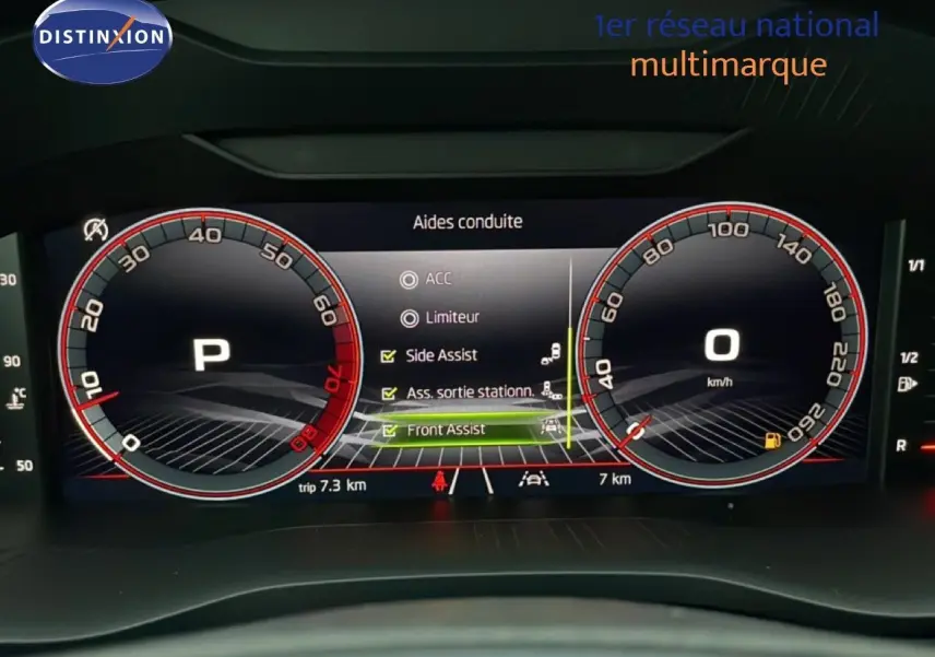 Tableau de bord numérique du Skoda Karoq 2025 en mode assistance conduite, affichage clair avec compte-tours et vitesse à zéro.