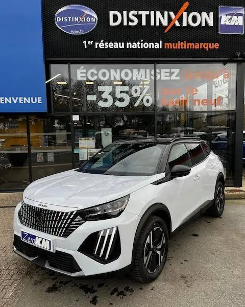 Peugeot 2008 PureTech 130 GT blanc en 3/4 avant droit, avec toit noir et signature lumineuse LED distinctive.