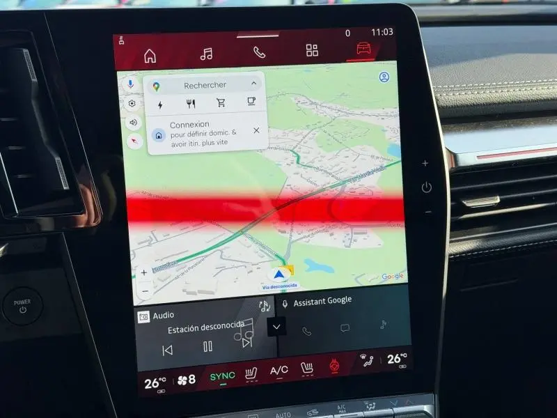Écran tactile central du Renault Scénic E-Tech gris, affichant la navigation GPS et commandes climatisation.