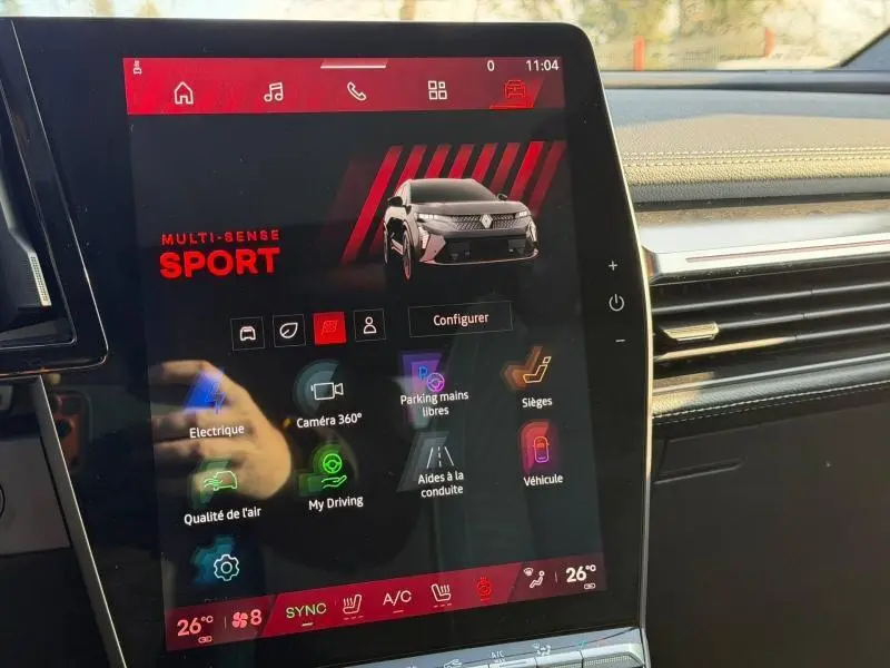 Écran tactile central affichant le mode Sport du Renault Scenic E-Tech gris Schiste, vue intérieure côté droit.