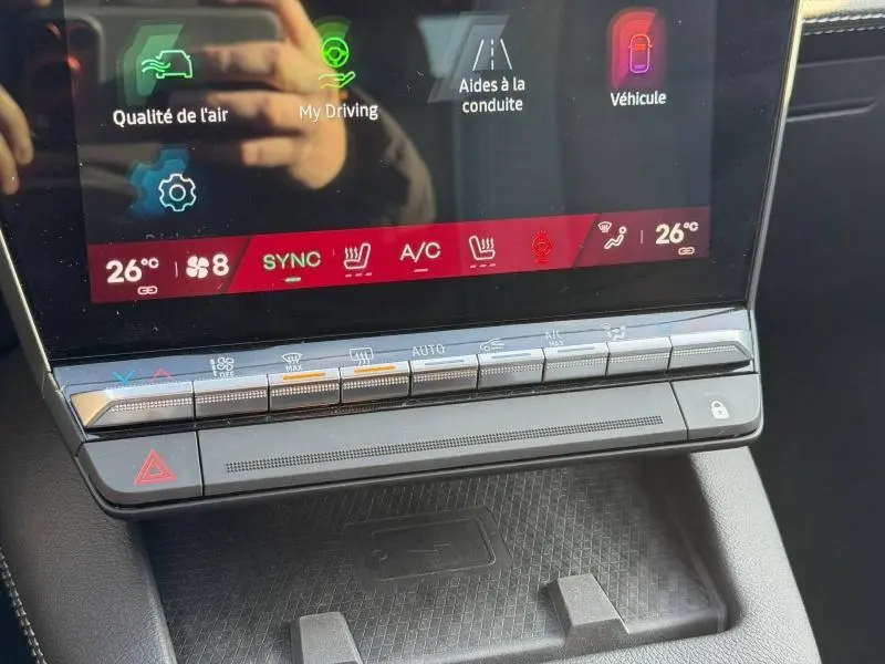 Détail de la console centrale avec écran tactile et commandes climatisation du Renault Scenic E-Tech gris Schiste.
