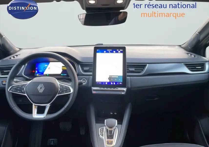 Vue intérieure avant du tableau de bord du Renault Symbioz gris cassiopée, avec écran tactile central et volant multifonction.