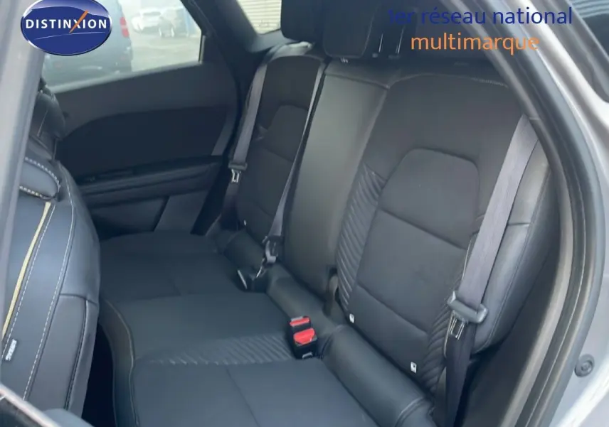 Vue intérieure côté droit des sièges arrière noirs en tissu sur Renault Symbioz gris cassiopée métal 2025.