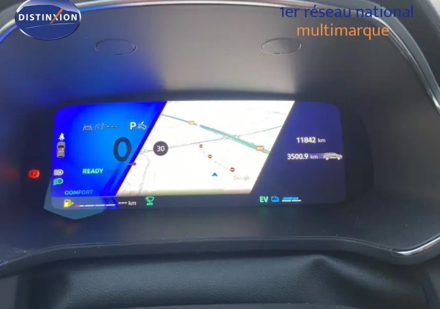 Vue rapprochée du tableau de bord numérique de la Renault Symbioz gris cassiopée, affichant la navigation et les informations de conduite.