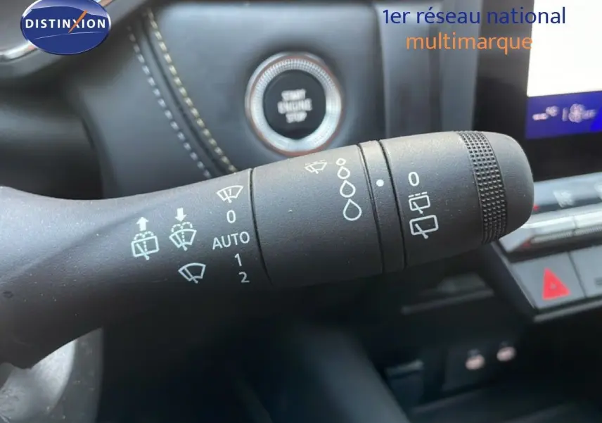 Gros plan sur la commande d’essuie-glace du Renault Symbioz gris cassiopée, avec bouton start/stop en arrière-plan.