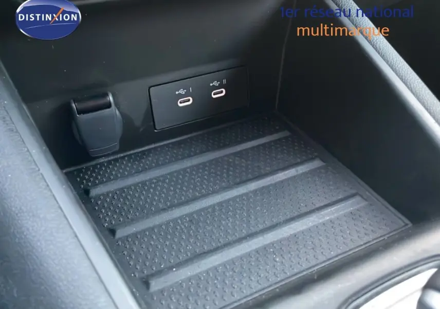 Vue rapprochée de la console centrale noire du Renault Symbioz avec ports USB-C intégrés.