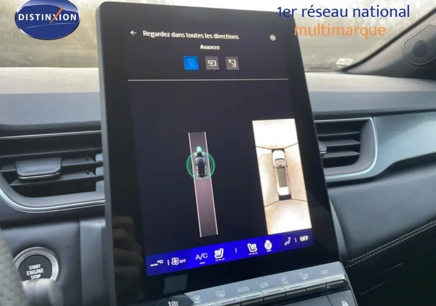 Écran tactile central affichant l’aide au stationnement dans l’habitacle gris du Renault Symbioz hybride 2025.