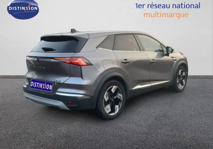 Vue 3/4 arrière droite d'un Renault Symbioz gris cassiopée métal avec feux LED et jantes alliage distinctives.