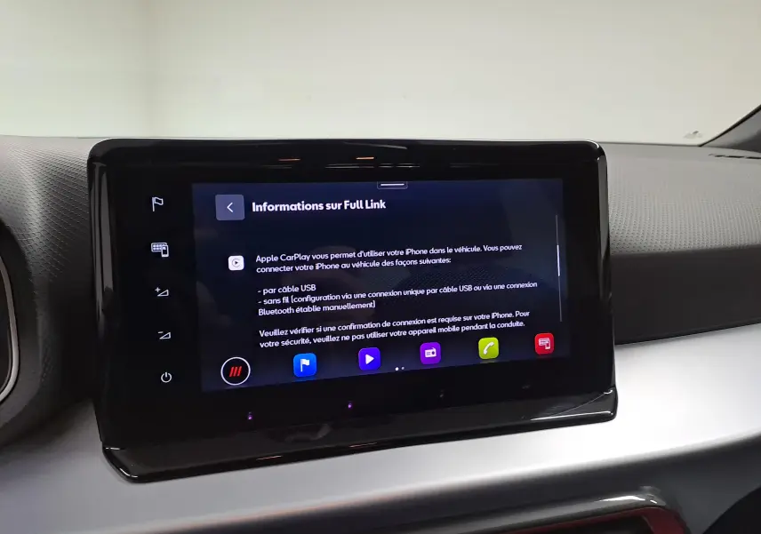 Écran tactile central du tableau de bord du SEAT Arona 2024 affichant les informations sur Apple CarPlay.