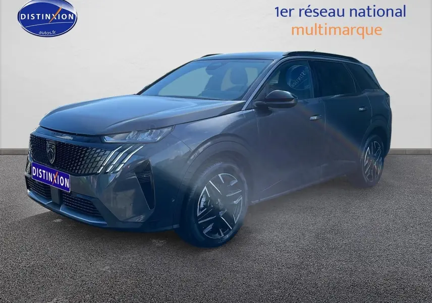 Peugeot 5008 gris titane en 3/4 avant droit, avec calandre distinctive et jantes alliage noires.