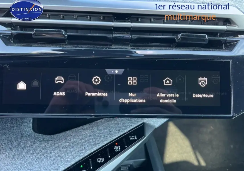 Vue rapprochée de l’écran tactile central noir du Peugeot 5008 gris titane, affichant le menu des paramètres et aides à la conduite.
