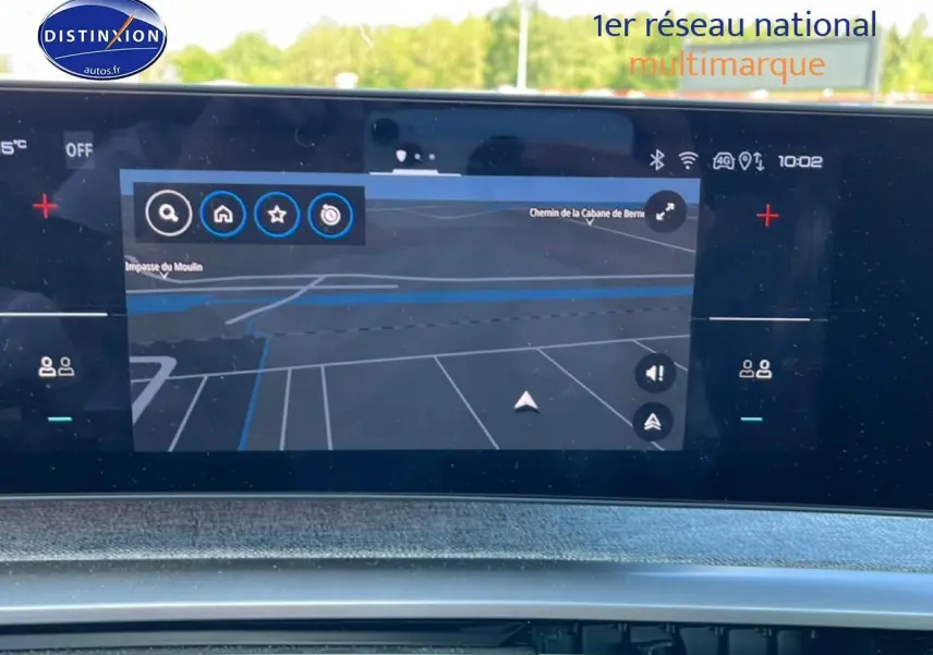 Écran tactile central affichant la navigation du Peugeot 5008 Hybrid 145 allure e-dcs6, vue intérieure frontale.
