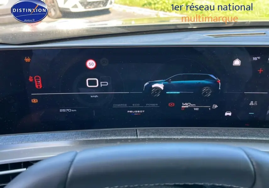 Vue du tableau de bord numérique du Peugeot 5008 gris titane, affichant l'interface de conduite et l'autonomie restante.