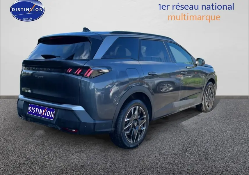 Vue 3/4 arrière droite du Peugeot 5008 Hybrid 145 allure gris titane avec feux arrière LED distinctifs et jantes alu.
